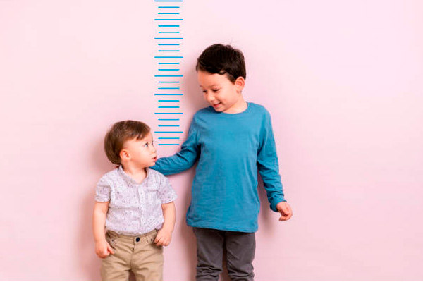 Baja estatura en niños causas